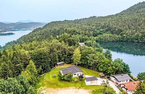 Maria Woerth House | Stunning private villa for 7 guests with WIFI, TV, terrace and pets allowed