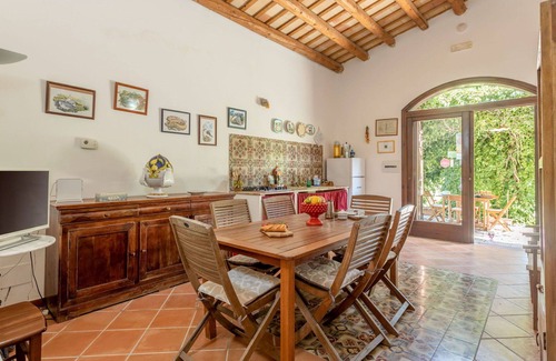 Buseto Palizzolo Villa | Stunning private villa for 10 people with WIFI, private pool, TV, terrace, pets allowed and park.