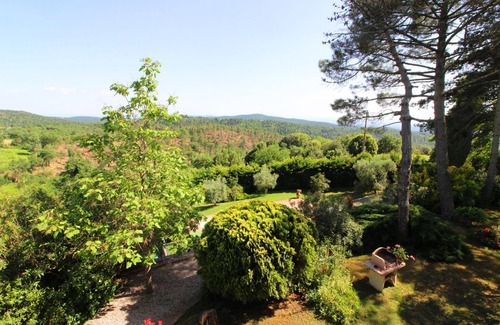 Monte San Savino Villa | Stunning private villa for 10 people with WIFI, private pool, TV, pets allowed and parking