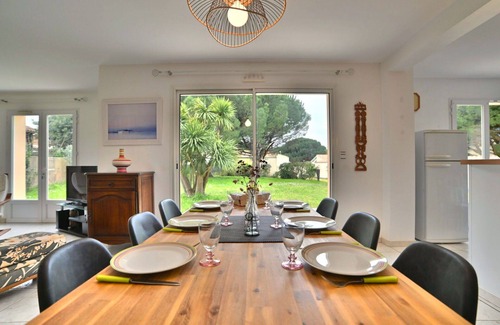 La Remigeasse House | Stunning private villa for 8 guests with WIFI, TV, terrace, pets allowed and parking