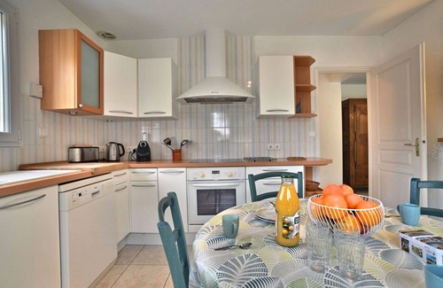 La Remigeasse House | Stunning private villa for 8 guests with WIFI, TV, terrace, pets allowed and parking