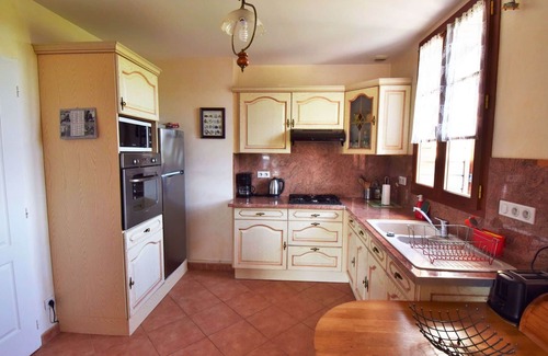Madaillan Villa | Stunning private villa with WIFI, A/C, private pool, TV, terrace, pets allowed and parking