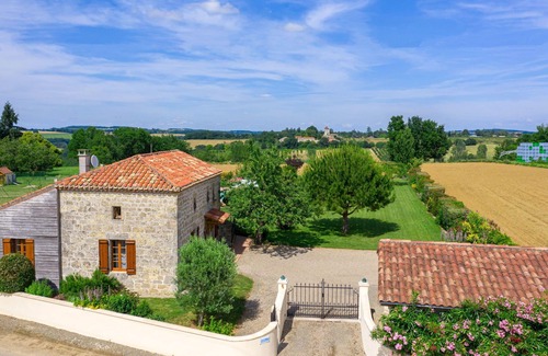 Madaillan Villa | Stunning private villa with WIFI, A/C, private pool, TV, terrace, pets allowed and parking