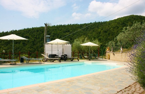 Civitella in Val di Chiana Villa | Stunning private villa with WIFI, private pool, TV, pets allowed and parking, close to Arezzo