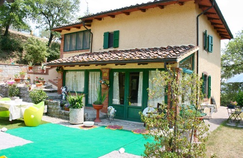 Civitella in Val di Chiana Villa | Stunning private villa with WIFI, private pool, TV, pets allowed and parking, close to Arezzo