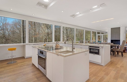 Fairview House | Stunning Private Modern Retreat