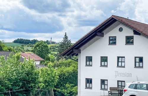 Gottfrieding House | Stunning private villa for 15 guests with WIFI, TV, terrace, pets allowed and parking