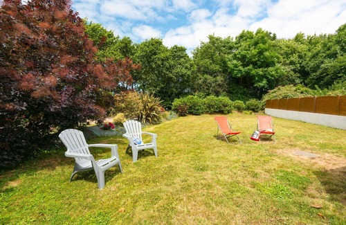 Plovan House | Stunning private villa for 4 people with WIFI, TV, terrace, pets allowed and parking