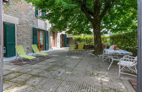 Castelfranco di Sopra House | Stunning private villa for 5 guests with WIFI, TV, patio, pets allowed and parking