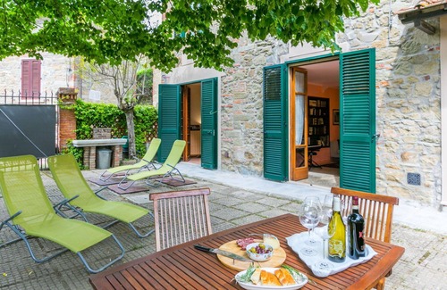 Castelfranco di Sopra House | Stunning private villa for 5 guests with WIFI, TV, patio, pets allowed and parking