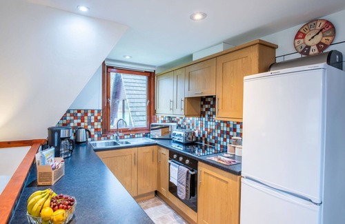 South Laggan House | Stunning private villa with hot tub, WIFI, TV, terrace, pets allowed and panoramic view