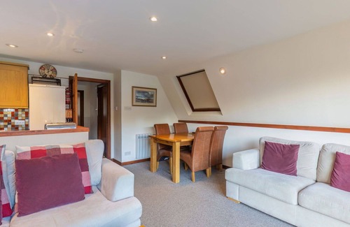 South Laggan House | Stunning private villa with hot tub, WIFI, TV, terrace, pets allowed and panoramic view