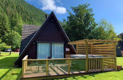 South Laggan House | Stunning private villa with hot tub, WIFI, TV, terrace, pets allowed and panoramic view