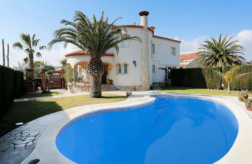L'Ampolla House | Stunning private villa for 8 people with private pool, WIFI, TV, patio, pets allowed and parking