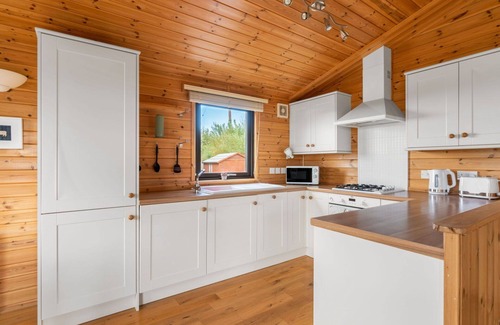 Kinross House | Stunning private villa for 4 people with WIFI, TV, balcony, pets allowed and parking