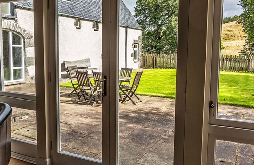 Glen Urquhart House | Stunning private villa for 10 people with TV, terrace and pets allowed