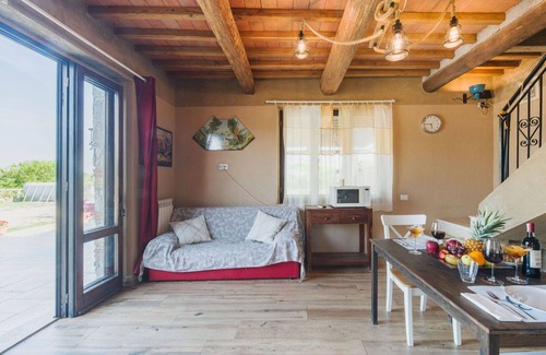 Castelvecchio House | Stunning private villa with WIFI, hot tub, A/C, private pool, TV, terrace and pets allowed