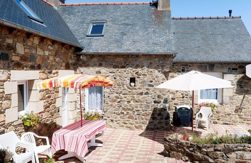 Pleubian House | Stunning private villa for 5 guests with WIFI, TV, patio, pets allowed and parking
