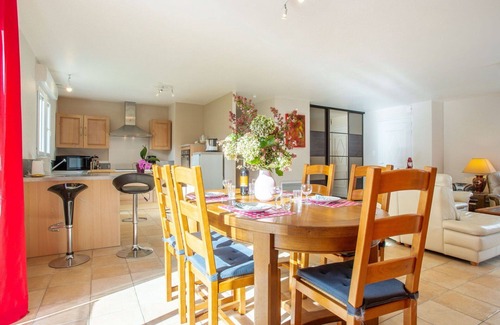 Portbail House | Stunning private villa for 4 people with WIFI, TV, terrace, pets allowed and parking