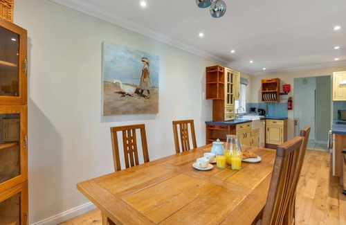 Bearnock House | Stunning private villa for 4 guests with TV, patio, pets allowed, panoramic view and parking