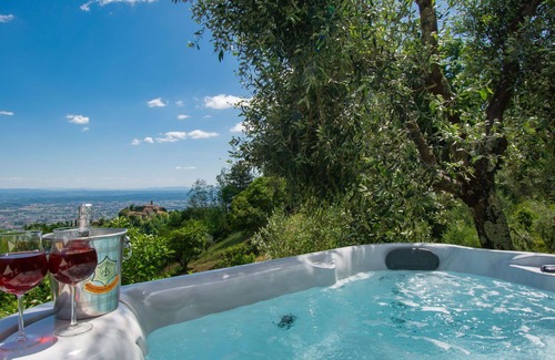 Macchino House | Stunning private villa with hot tub, private pool, WIFI, TV, patio, pets allowed and parking