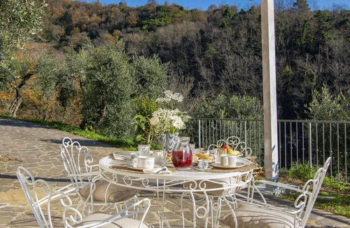 Macchino House | Stunning private villa with hot tub, private pool, WIFI, TV, patio, pets allowed and parking