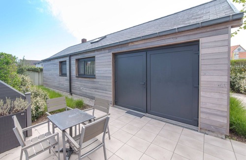 Bredene House | Stunning private villa for 5 guests with WIFI, TV, terrace and parking