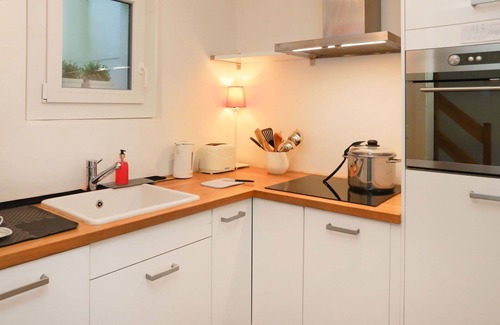 Lens House | Stunning private villa for 6 guests with WIFI, TV, terrace and parking