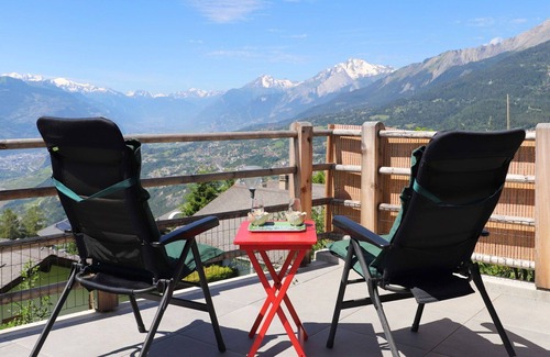 Lens House | Stunning private villa for 6 guests with WIFI, TV, terrace and parking