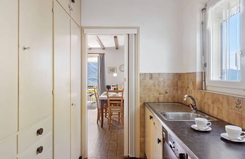 Gordola House | Stunning private villa for 4 people with WIFI, TV, balcony, pets allowed, panoramic view and par.