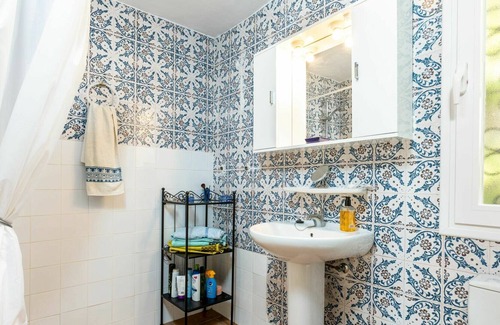 Salobrena House | Stunning private villa for 6 guests with WIFI, A/C, TV, terrace, pets allowed and parking