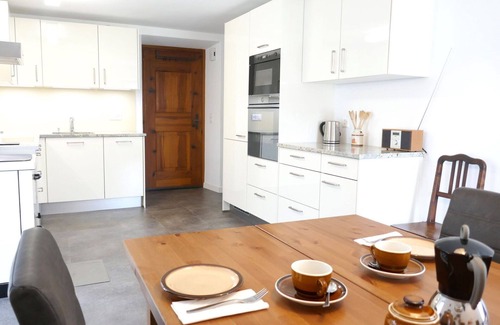 Grono House | Stunning private villa for 5 guests with WIFI, TV, patio, pets allowed and panoramic view