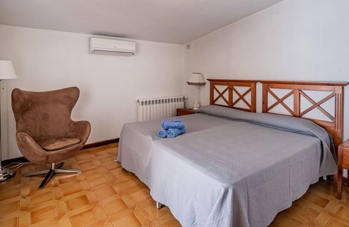 Nueva Andalucia House | Stunning private villa for 8 people with private pool, WIFI, patio, pets allowed and parking