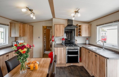 Nairn House | Stunning private villa for 4 people with WIFI, pool, TV, terrace, pets allowed and parking