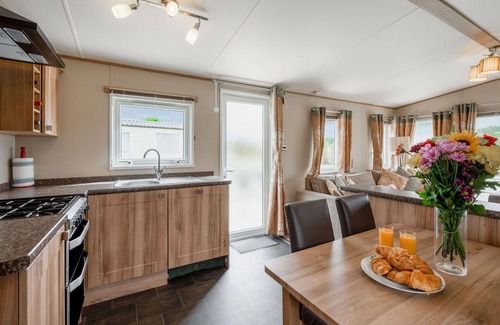 Nairn House | Stunning private villa for 4 people with WIFI, pool, TV, terrace, pets allowed and parking