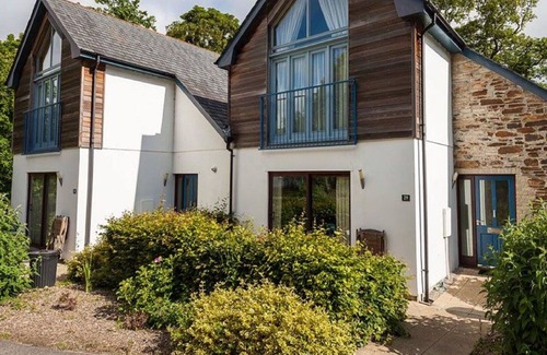 Carnon Downs House | Stunning private villa for 4 guests with pool, WIFI, TV, pets allowed and parking