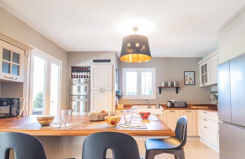Carces House | Stunning private villa for 8 guests with A/C, WIFI, private pool, TV and terrace