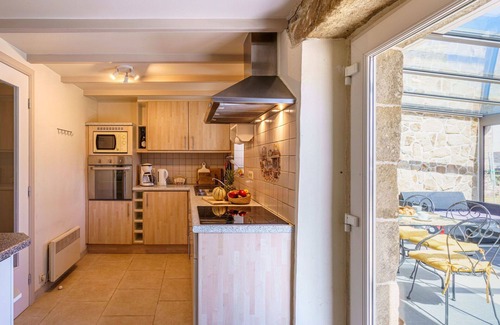 Plogoff House | Stunning private villa for 6 guests with TV, terrace and pets allowed