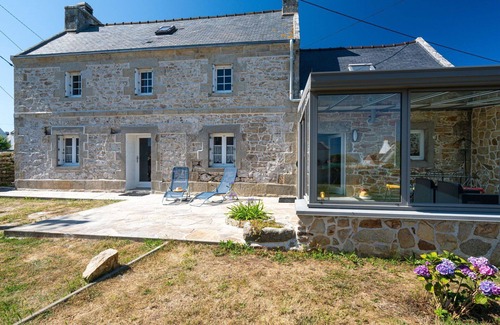 Plogoff House | Stunning private villa for 6 guests with TV, terrace and pets allowed