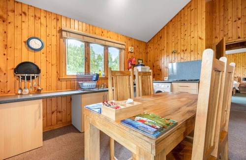 Glen Urquhart House | Stunning private villa for 4 guests with WIFI, TV, pets allowed and parking
