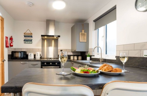 Helford Passage House | Stunning private villa for 4 people with WIFI, TV, pets allowed and panoramic view