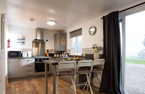 Helford Passage House | Stunning private villa for 4 people with WIFI, TV, pets allowed and panoramic view