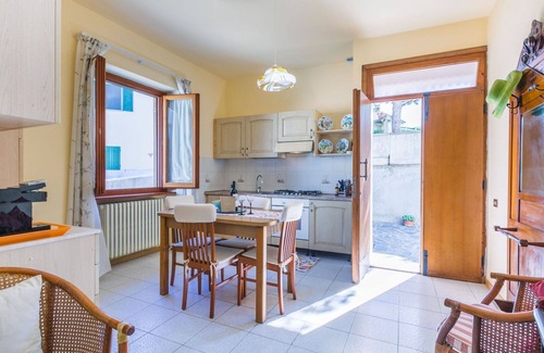 Bucine House | Stunning private villa for 4 guests with WIFI, patio, pets allowed and parking