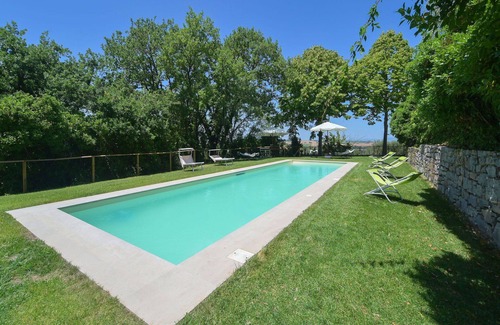 Paciano Villa | Stunning private villa for 8 people with WIFI, hot tub, private pool, TV, balcony and pets allowed