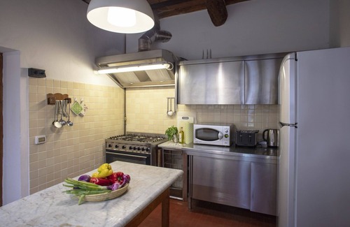 Palaia Villa | Stunning private villa for 22 people with private pool, WIFI, A/C, terrace and parking