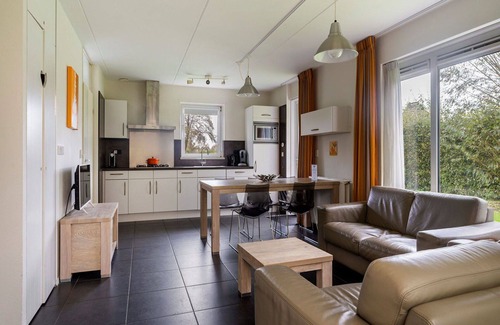 Eernewoude House | Stunning private villa for 5 guests with WIFI, TV, patio and parking