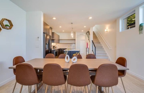 East Queen Anne House | Stunning Queen Anne 4B3B w/Lake Views & Rooftop