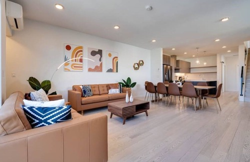East Queen Anne House | Stunning Queen Anne 4B3B w/Lake Views & Rooftop