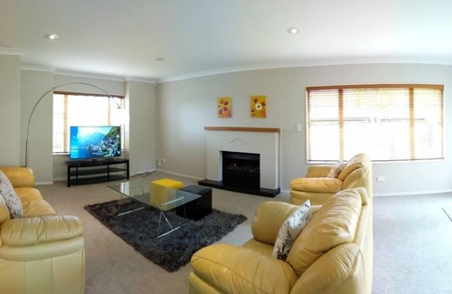 East Tamaki Heights House | Stunning Relax Quiet Holiday Home