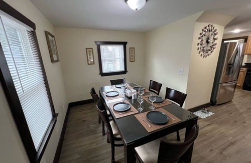 Tomahawk House | -Stunning Remodel- HOT TUB 4 -BR home, Sleeps 10. Cozy Charm Modern Comfort